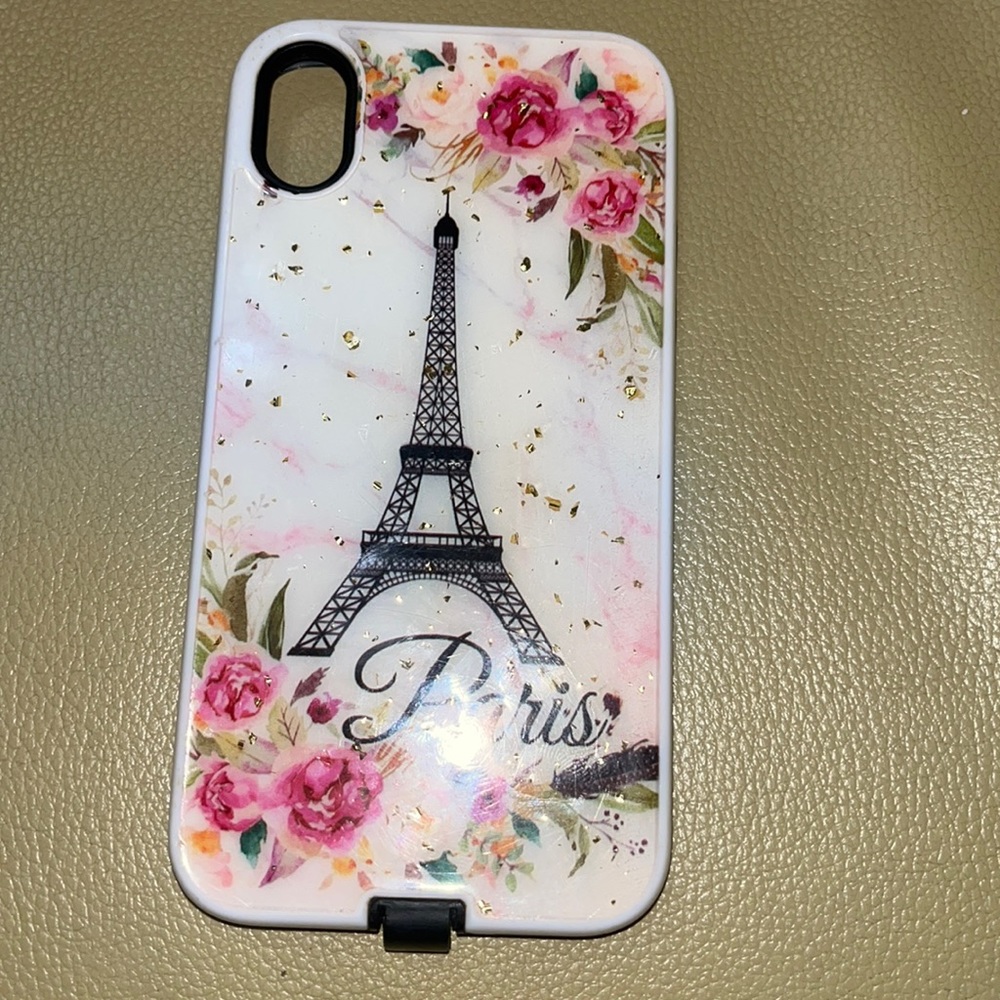 It’s very pretty if you love Paris you have a phone case to remind you of it